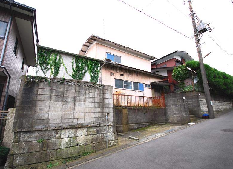 Local photos, including front road. Local (10 May 2012) shooting