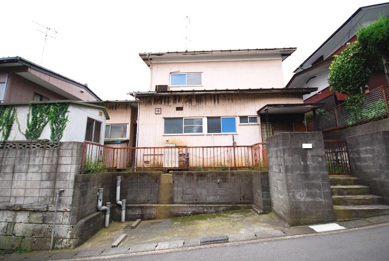 Local photos, including front road. Local (10 May 2012) shooting