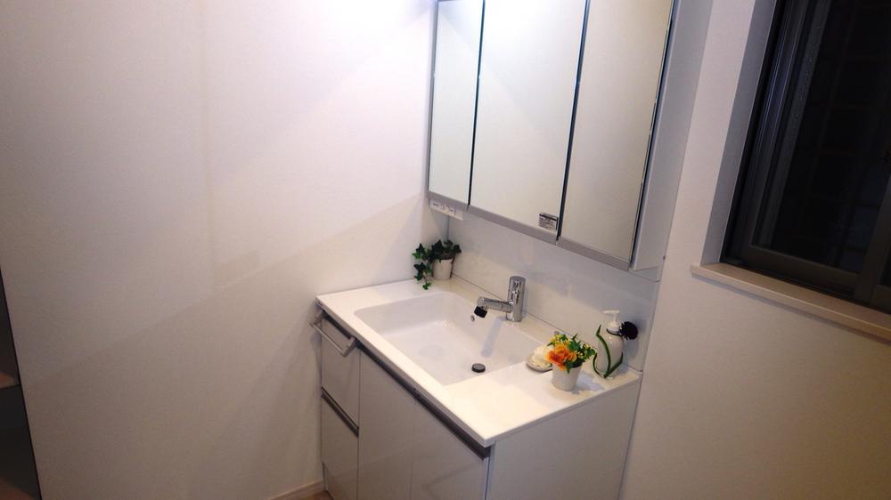 Wash basin, toilet. Indoor (11 May 2013) Shooting