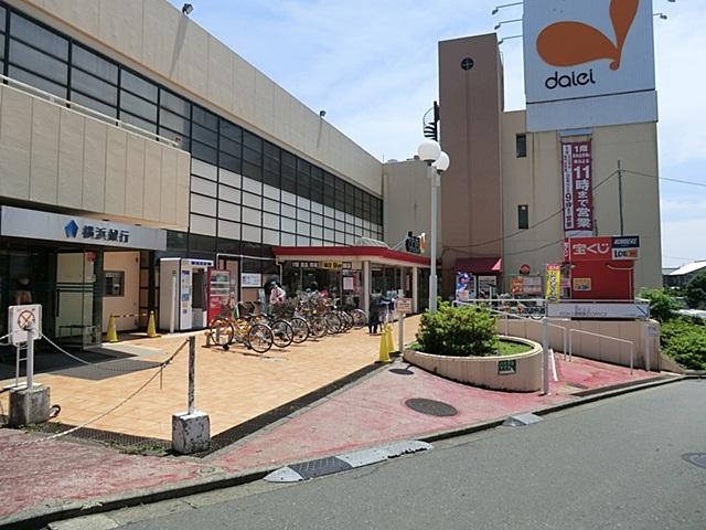 Supermarket. 180m to Daiei Mitsuzakai shop