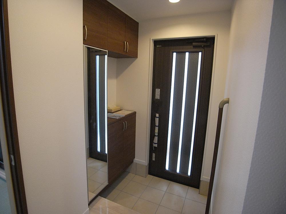 Entrance. It is housed rich entrance.