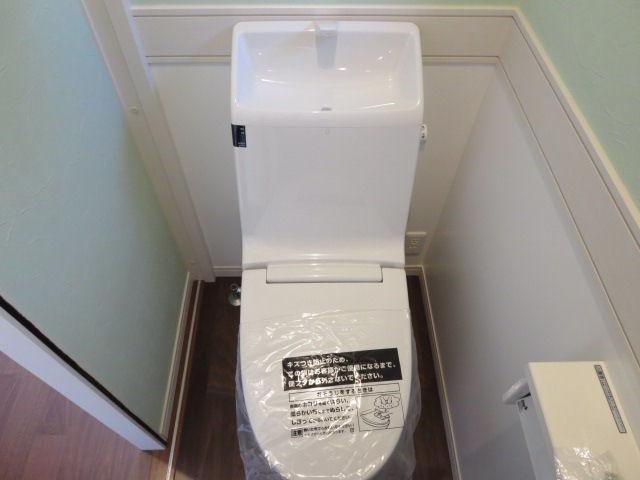 Toilet. Indoor (11 May 2013) Shooting