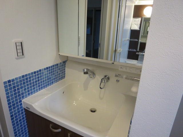 Wash basin, toilet. Indoor (11 May 2013) Shooting