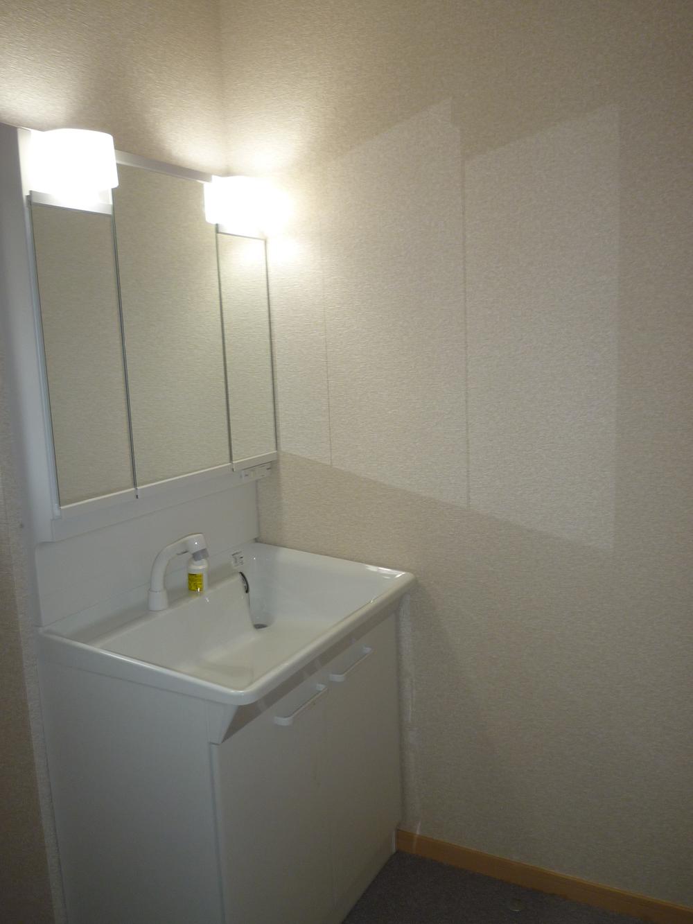 Wash basin, toilet. Three-sided mirror washbasin