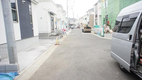 Local photos, including front road. Frontal road