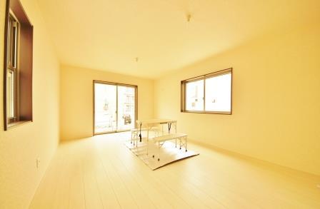 Living. Indoor (11 May 2013) Shooting, Windows are many bright living. 