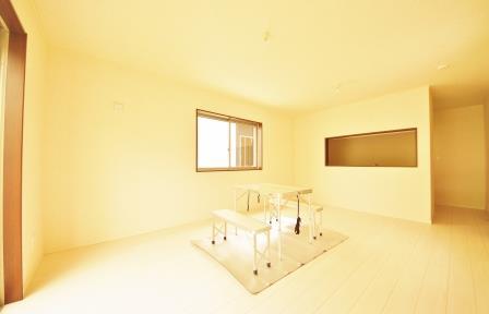 Living. Indoor (11 May 2013) Shooting, It is brightly decorated white was the keynote. 