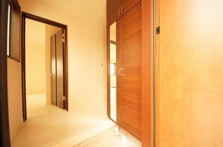 Other introspection. Indoor (11 May 2013) Shooting, Storage is abundant entrance near. 