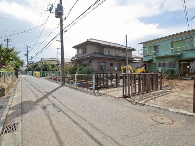 Local photos, including front road. Local (October 9, 2013) Shooting