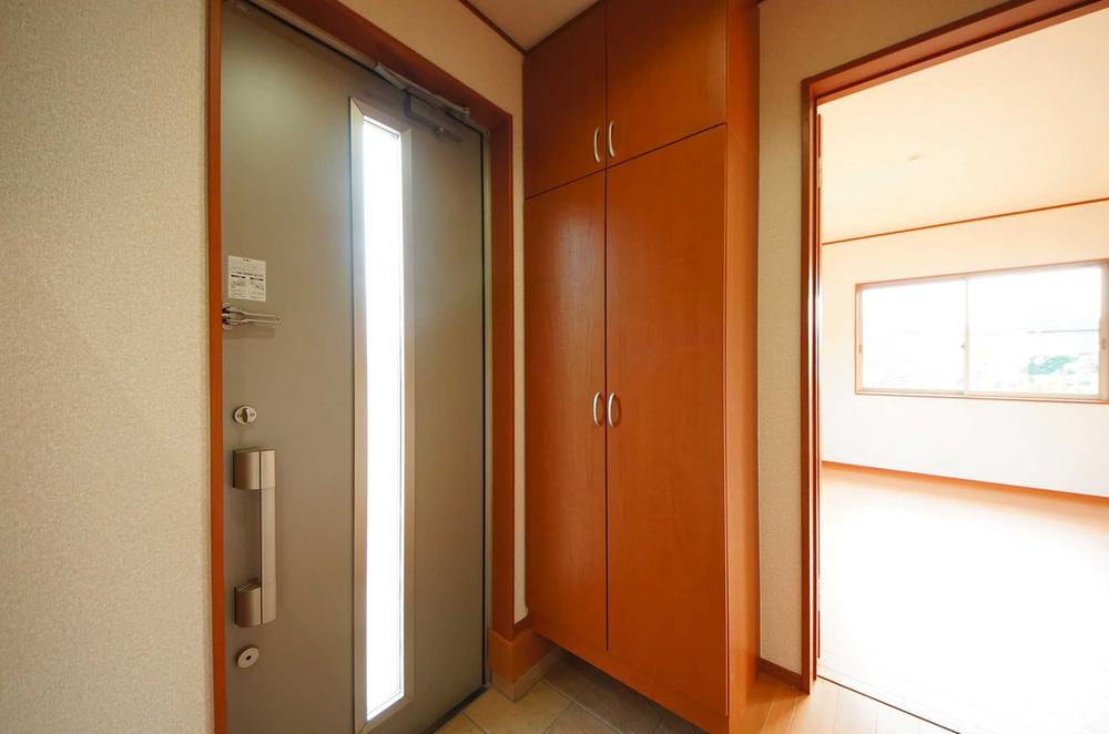 Other introspection. Indoor (12 May 2013) Shooting, It is the bright entrance near the balanced lighting.