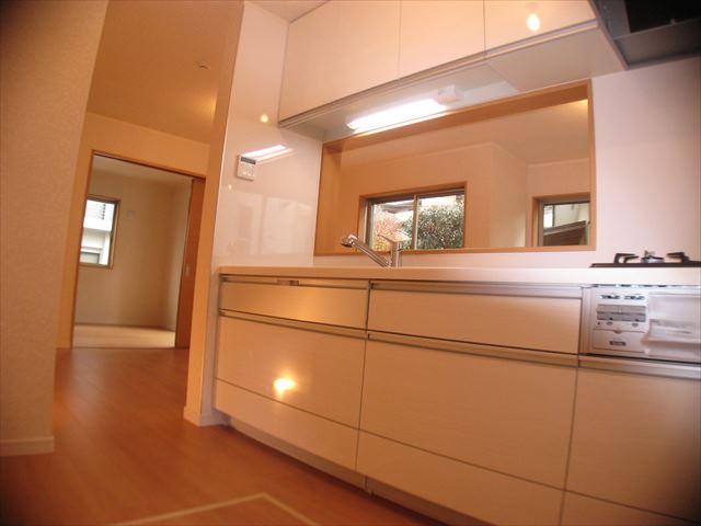 Kitchen. Beautiful white panel of the system kitchen. Also easy to use in a wide sink with water purifier function faucet (expansion and contraction OK) ◎