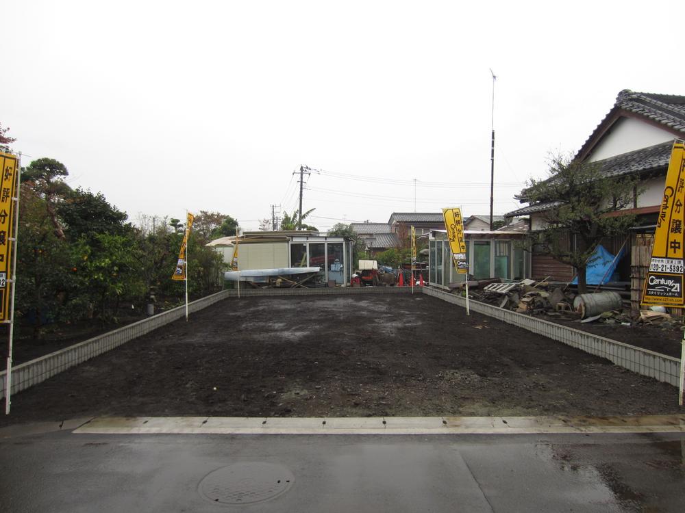 Local photos, including front road. Local (11 May 2013) Shooting