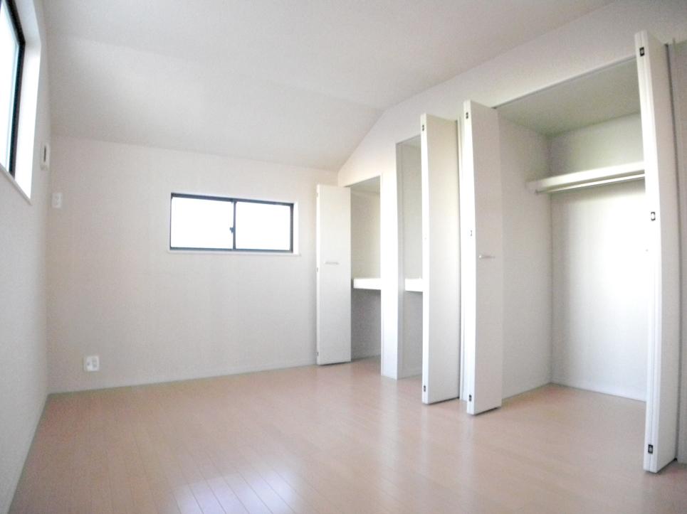 Non-living room. Storage rich Western-style