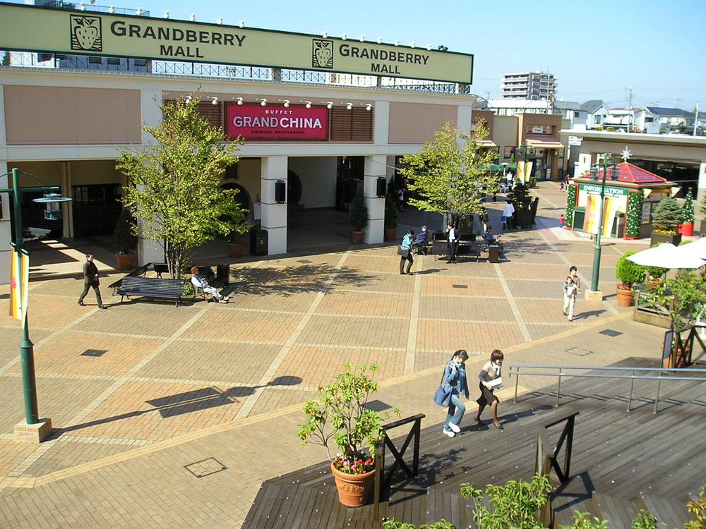 Shopping centre. 3900m to Granbury Mall