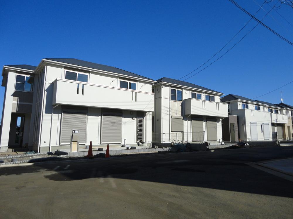 Local photos, including front road. 15 Building site (December 2013) Shooting