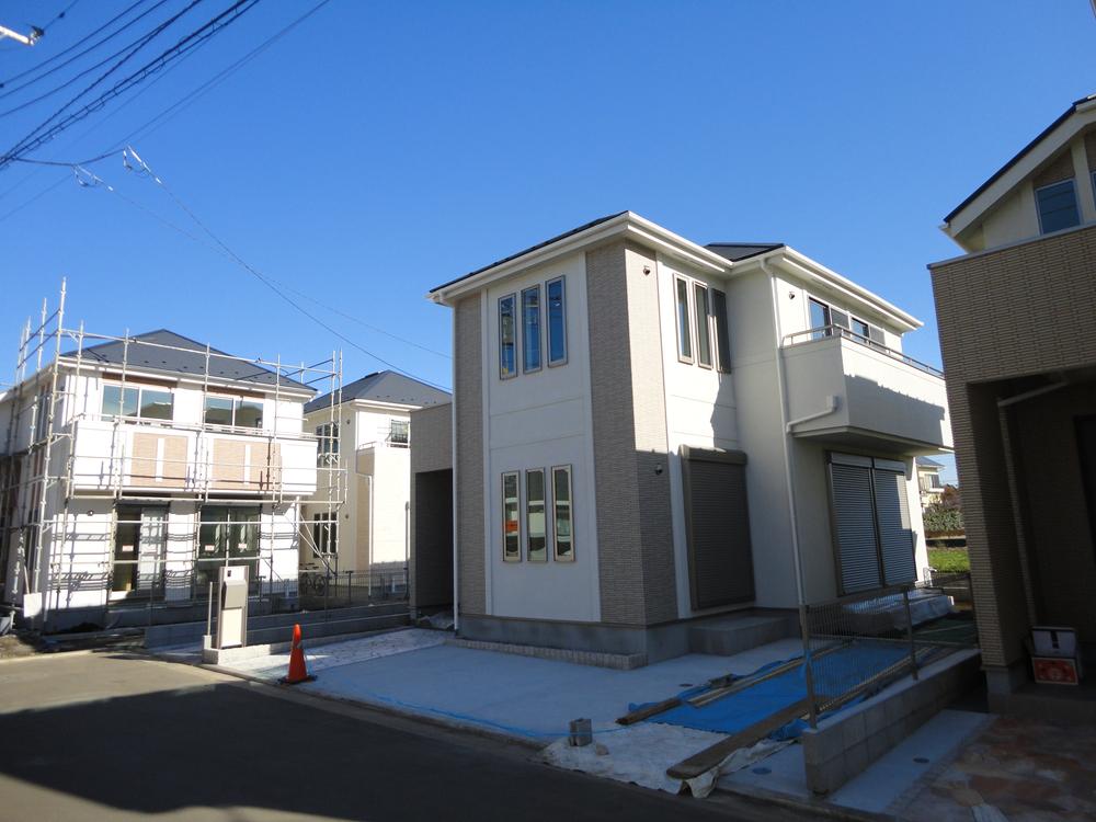 Local photos, including front road. 11 Building front road (December 2013) Shooting