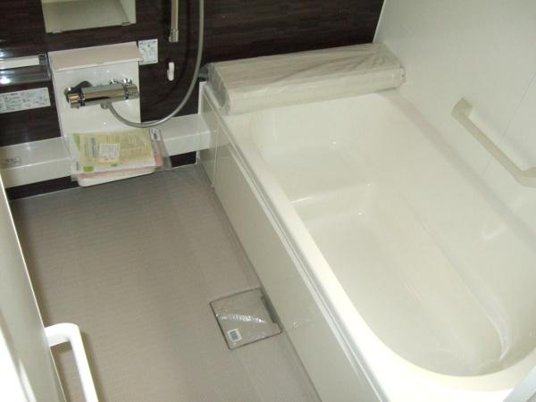 Bathroom. Indoor (11 May 2013) Shooting. Building 2.