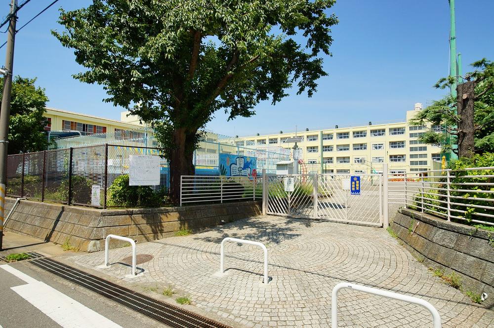 Primary school. 600m to Daimon elementary school