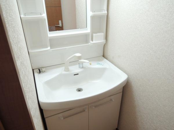 Wash basin, toilet. Interior