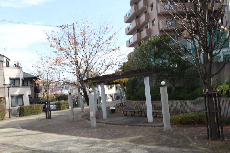 Other. Adjacent to the road. It is safe on the sidewalk of the spread until the bus stop.