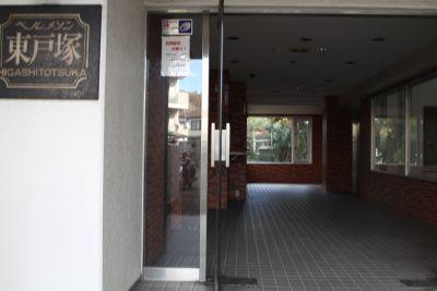 lobby. Local (11 May 2013) Shooting Site as seen from the entrance Grounds that there is room, There is a bicycle parking on the right side.