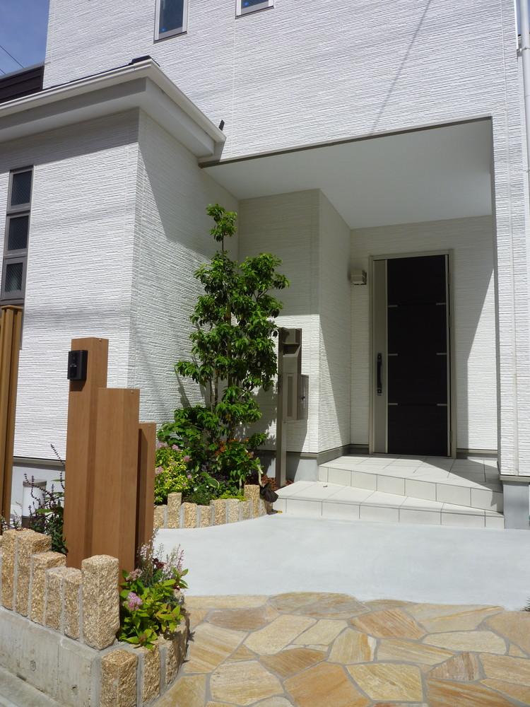 Entrance. Local (June 2013) Shooting