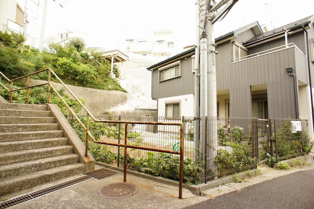 Local photos, including front road. Local (10 May 2013) Shooting, Is no difference in height between the road of the site and the southeast side.