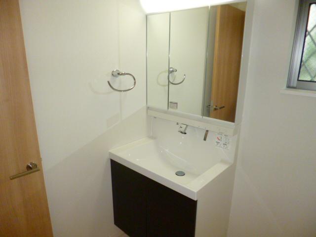 Wash basin, toilet. Indoor (10 May 2013) Shooting