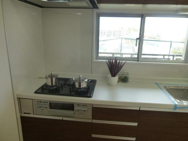 Kitchen. There are 3.5 Pledge window you can ventilation