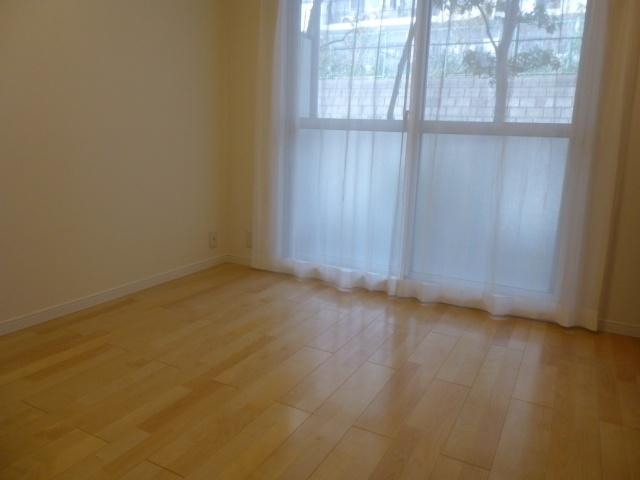 Non-living room. 6 Pledge Western-style facing the balcony