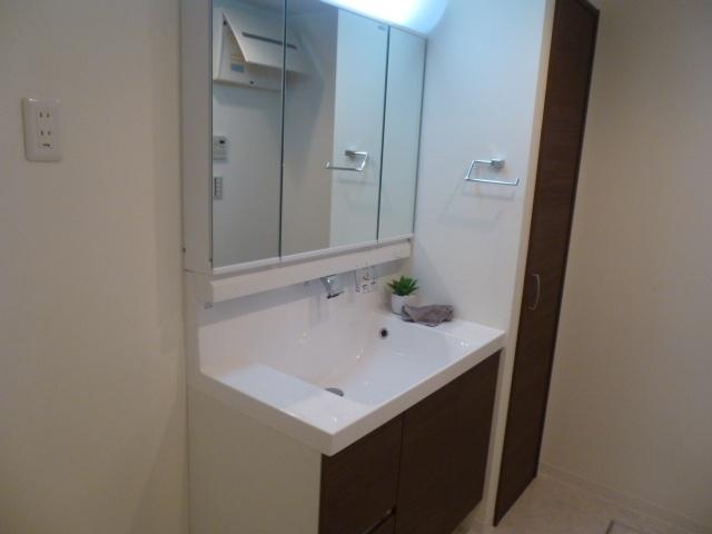 Wash basin, toilet