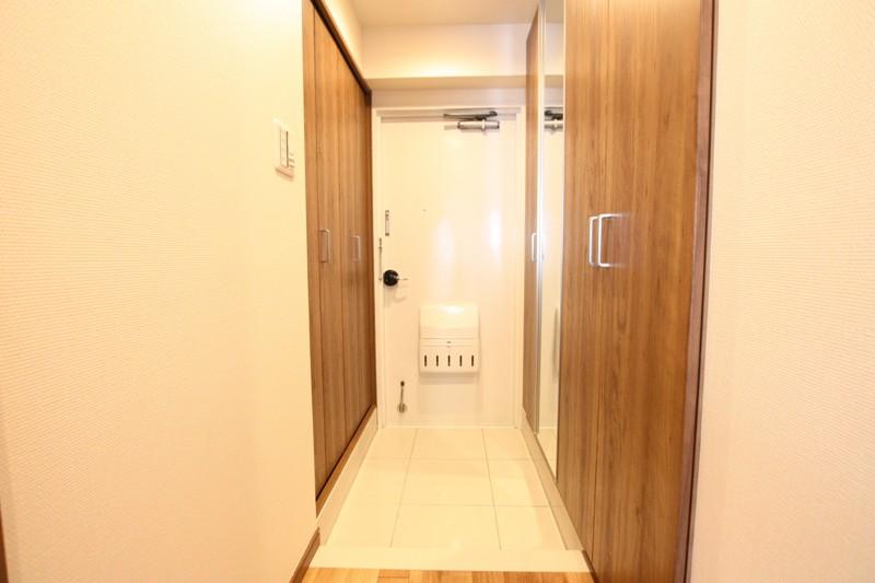 Entrance. The footwear purse is convenient with a full-length mirror