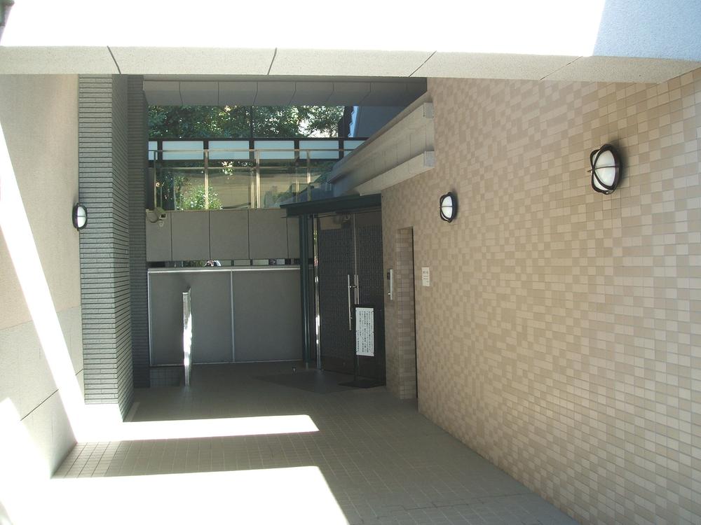 Entrance. Common areas