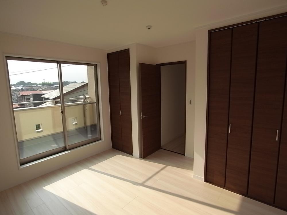 Non-living room. Indoor plugging of sunshine. Storage is also abundant and convenient.  Room (August 2013) Shooting