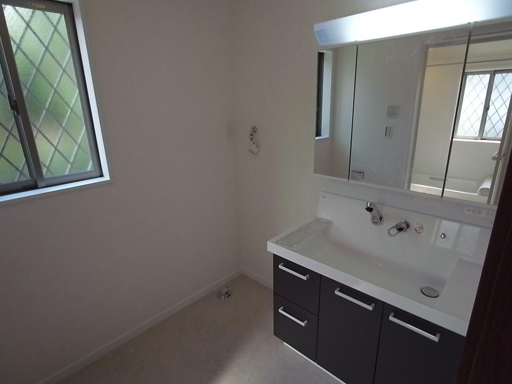 Wash basin, toilet. Room (August 2013) Shooting