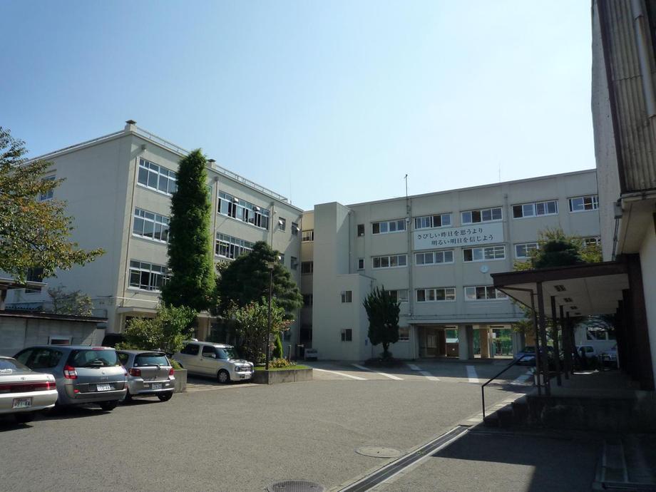 Junior high school. 1000m to Yokohama Municipal Maioka junior high school