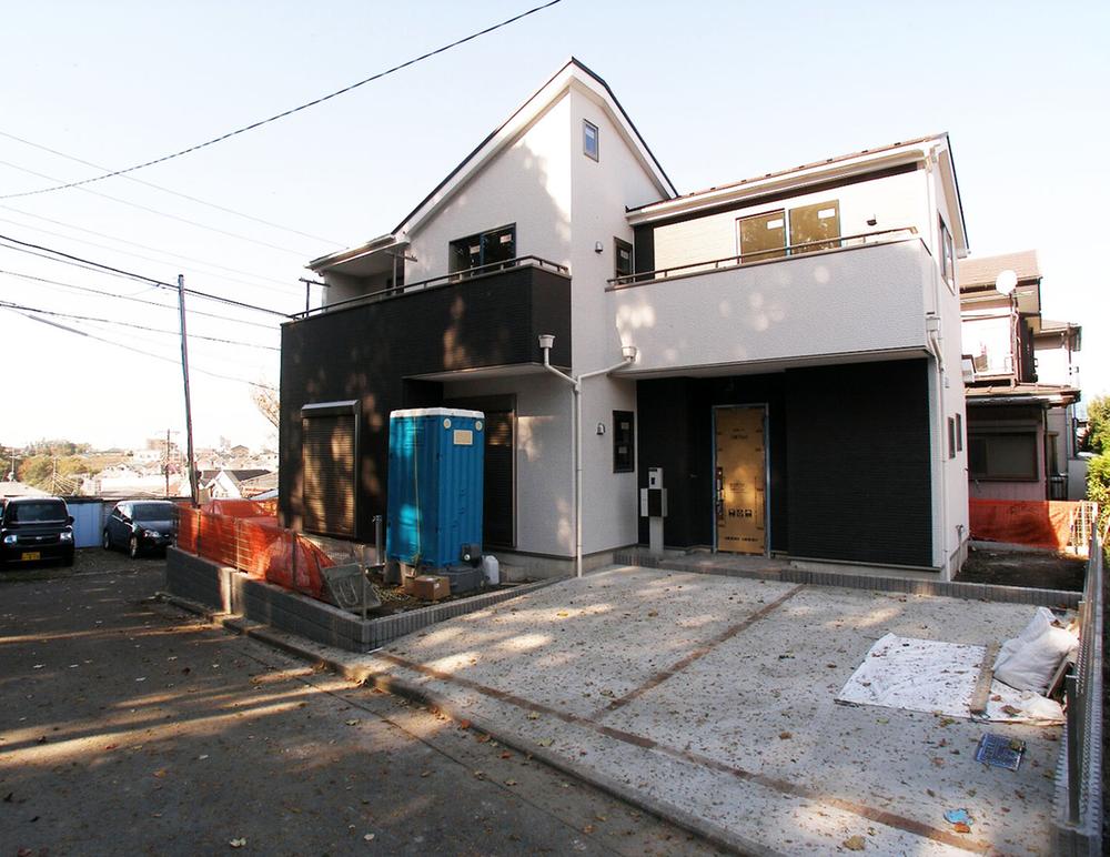 Local photos, including front road. In the southwest corner lot, No difference in height between the site and the road!