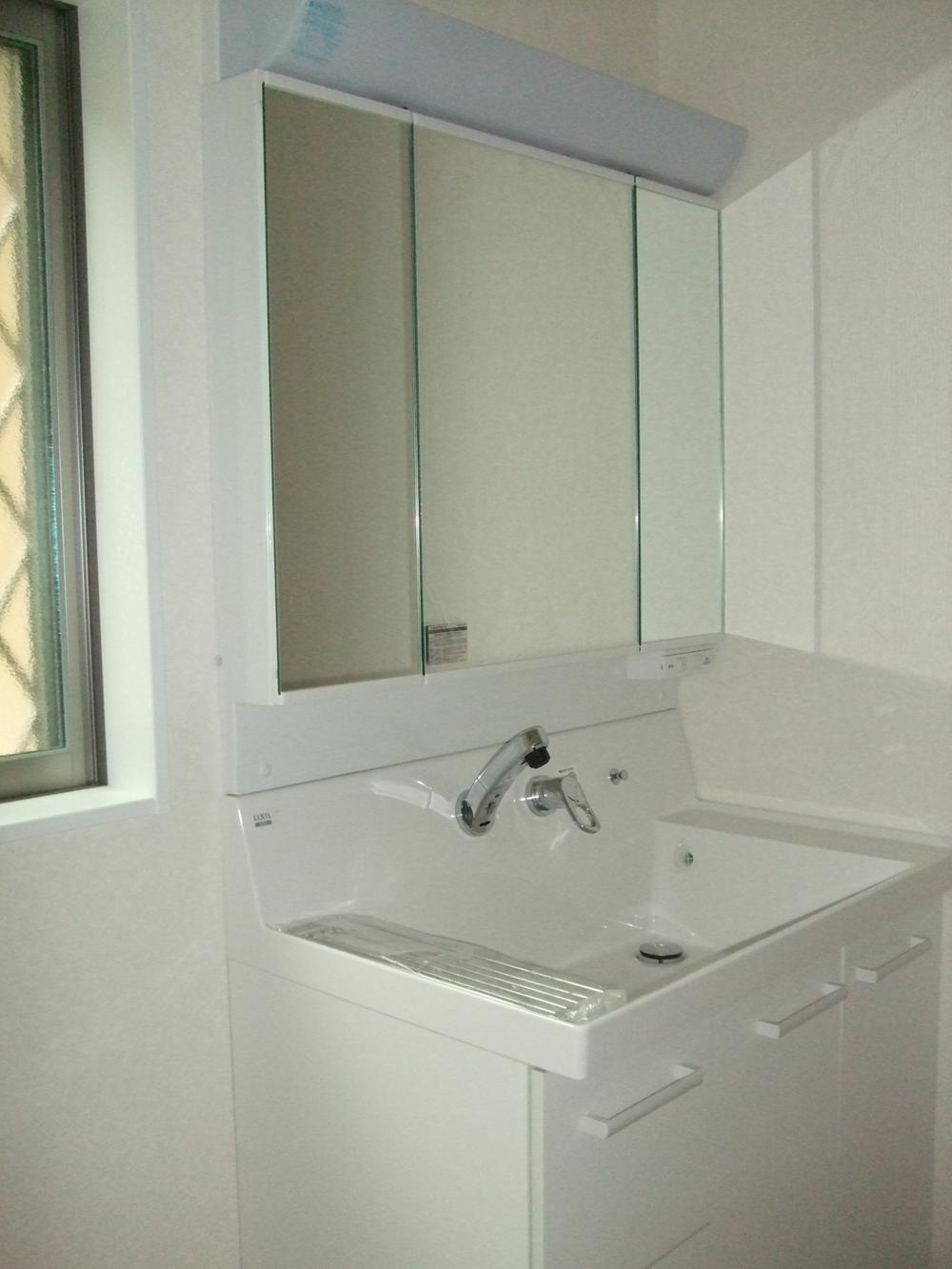 Wash basin, toilet. Indoor (10 May 2013) Shooting