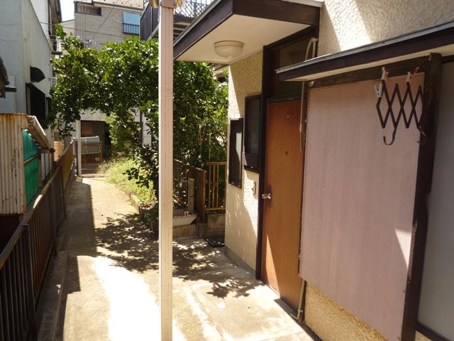 Local land photo. Local (08 May 2012) shooting Living room, Entrance front of the garden. Good is per yang.