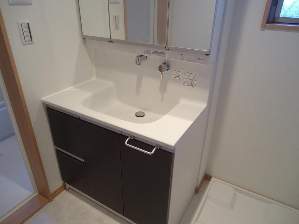 Wash basin, toilet. Miller is ordered and swing three-sided mirror