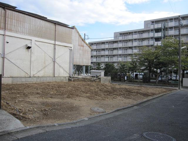 Local photos, including front road. Local (11 May 2013) Shooting