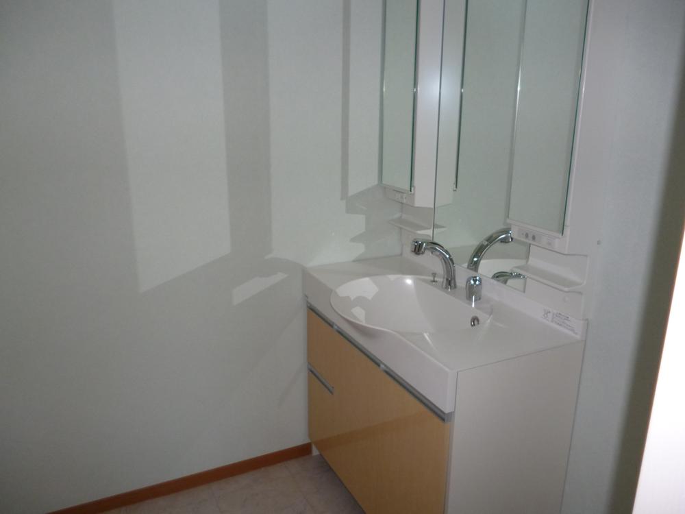 Wash basin, toilet. Indoor (12 May 2013) Shooting