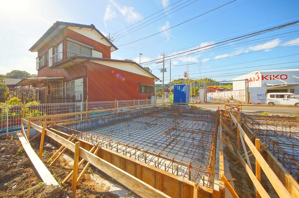 Other local. Local (September 2013) Shooting, There is no difference in height between the site and the road.