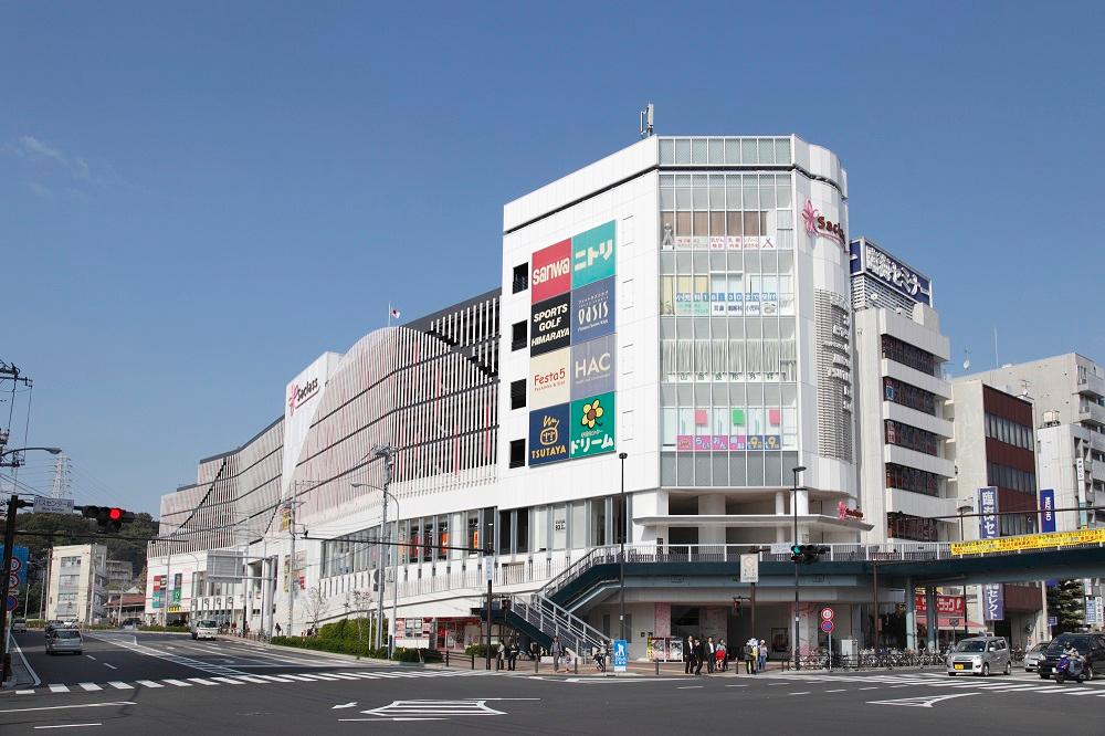 Shopping centre. Sakurasu Totsuka 4-minute walk from 1100m Totsuka Station to. Food supermarkets and CD ・ DVD store. Sports shop & Fitness, etc.. Shopping center for convenient daily