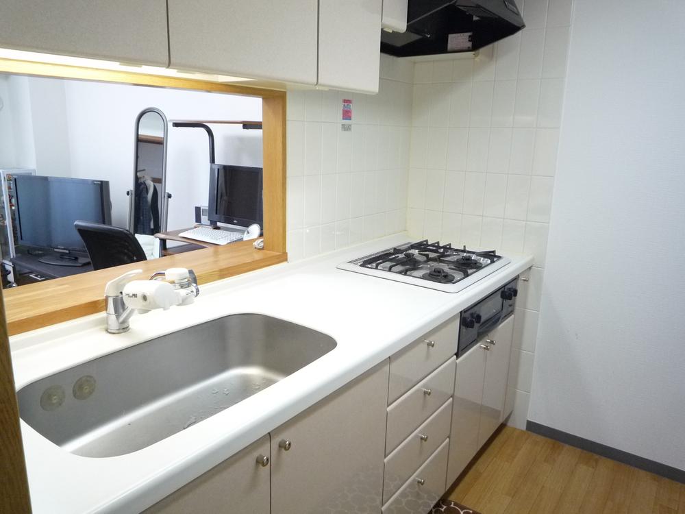 Kitchen. Face-to-face with kitchen counter (2013 December shooting / furniture ・ Fixtures, etc. are not included in the sale price)