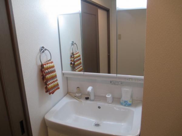 Wash basin, toilet