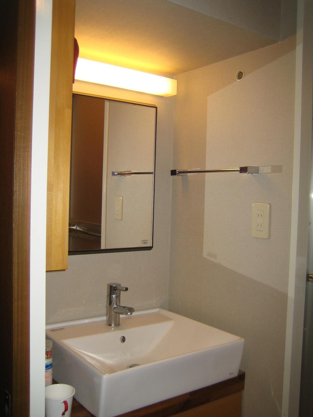 Wash basin, toilet. Wash basin