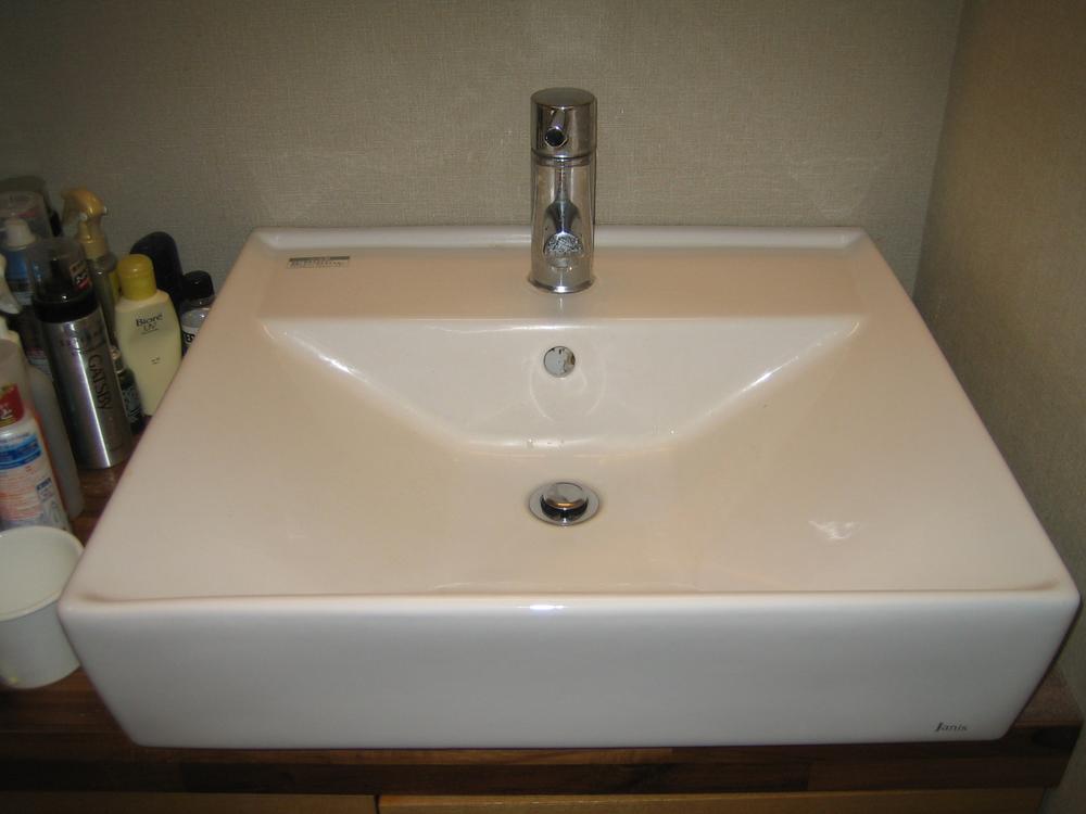 Wash basin, toilet. Wash basin