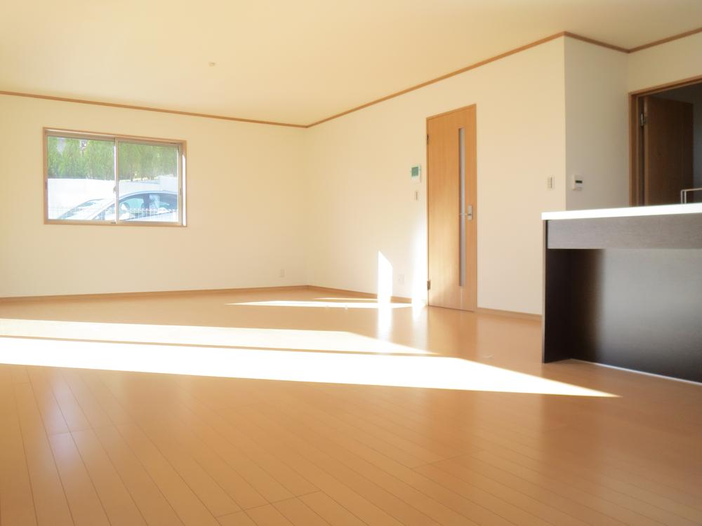 Living. 24.5 Pledge spacious space of! It requires no electricity enters the sunlight from the south!