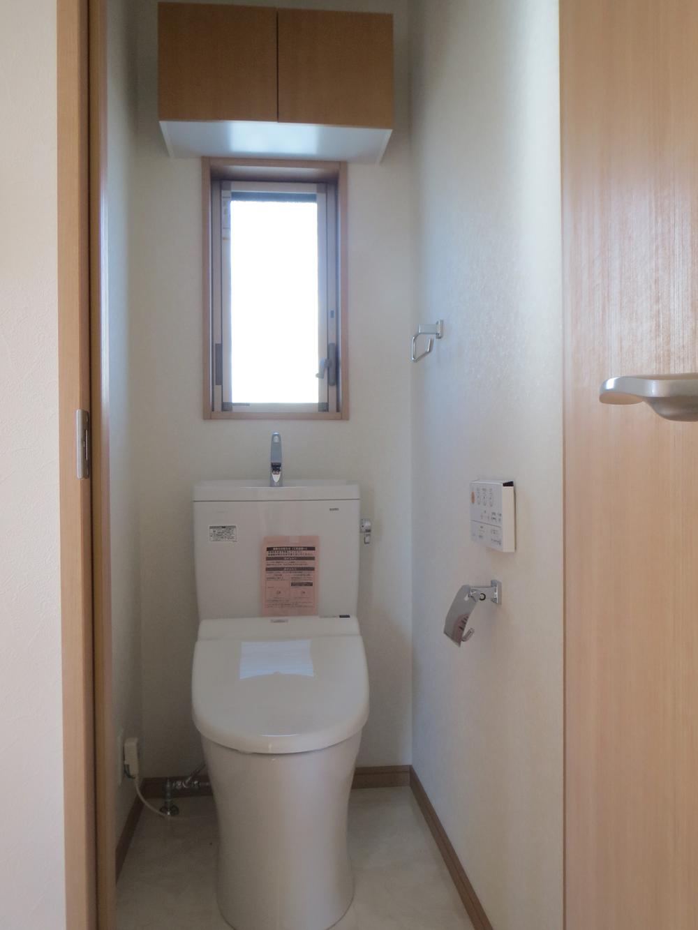 Toilet. Friendly household in the ultra-water-saving toilets